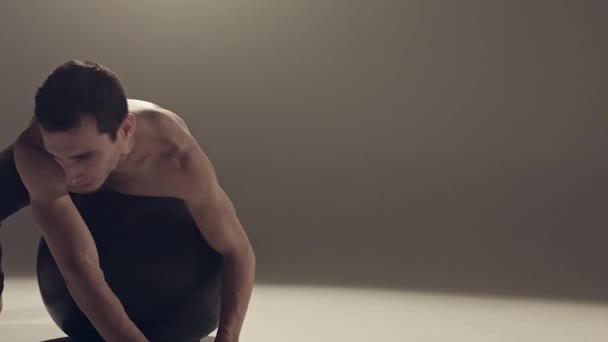 Молодой Танцор Делает Упражнения Мячом Йоги Студии — стоковое видео