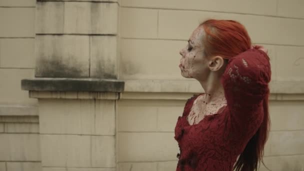 通りを歩く赤い頭の女性吸血鬼 — ストック動画