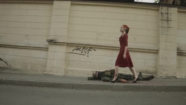 Рыжая Женщина Вампир Нападает Солдата Улице — стоковое видео