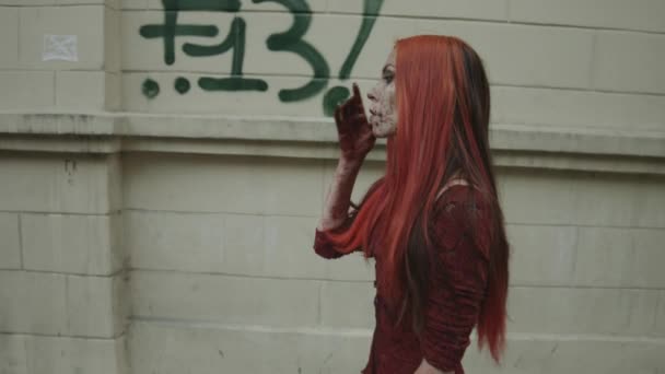 Рыжая Женщина Вампир Ходит Улице — стоковое видео