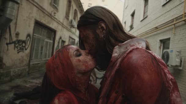 血の吸血鬼で覆われた2人は死体の間で街の通りでキス — ストック動画