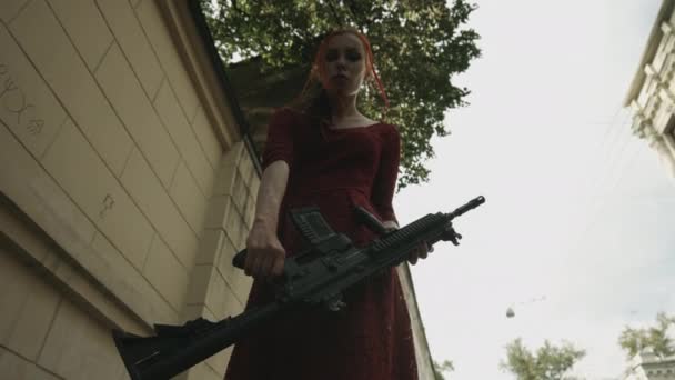 路上で赤い頭の女性吸血鬼射撃兵士 — ストック動画