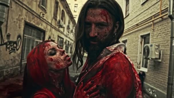 Dois Cobertos Vampiros Sangue Beijando Rua Cidade Entre Cadáveres — Vídeo de Stock
