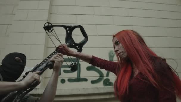 Kırmızı Baş Kadın Vampir Crossbow Ile Asker Saldıran — Stok video