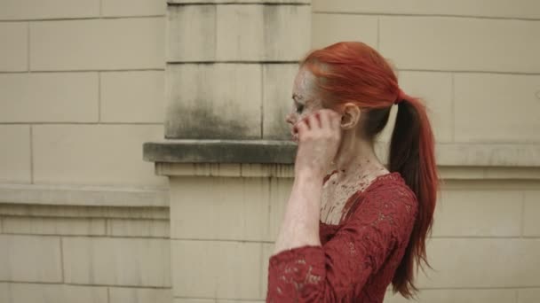 通りを歩く赤い頭の女性吸血鬼 — ストック動画
