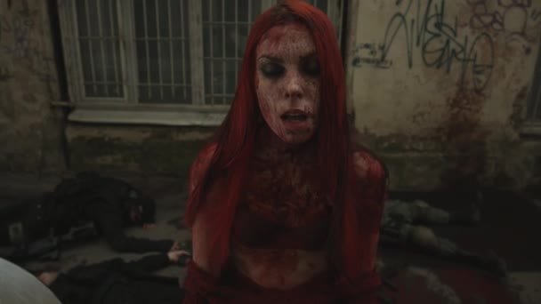 死体の中で路上でポーズ赤い頭の女性吸血鬼 — ストック動画
