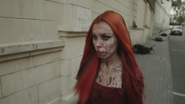 Rode Kop Vrouwelijke Vampier Aanvallen Soldaat Met Pistool — Stockvideo