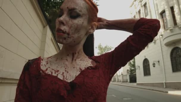 Rode Kop Vrouwelijke Vampier Naast Dode Soldaat Straat — Stockvideo