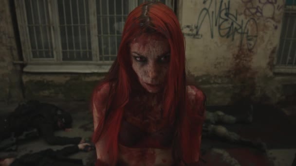 Рыжая Женщина Вампир Позирует Улице Среди Мертвых Тел — стоковое видео