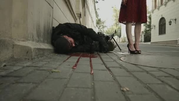 Roter Kopf Weiblicher Vampir Neben Totem Soldaten Auf Der Straße — Stockvideo