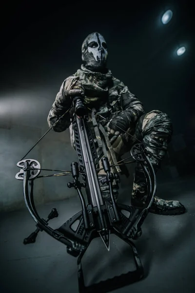 战士人面具与弓摆姿势在冷灰色背景 — 图库照片