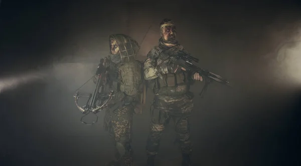 Dos Cazadores Masculinos Camuflaje Con Ballestas Posando Sobre Fondo Oscuro — Foto de Stock