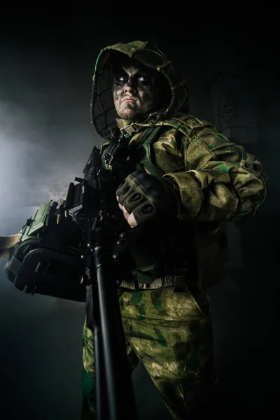男性战士在伪装与机枪在黑暗的背景 — 图库照片