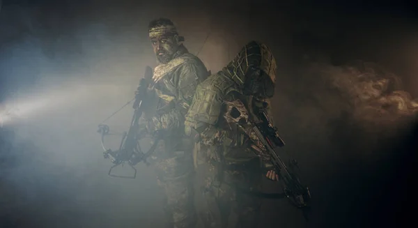 Dos Cazadores Masculinos Camuflaje Con Ballestas Posando Sobre Fondo Oscuro — Foto de Stock