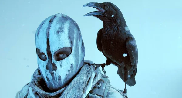 Närbild Visa Hunter Mask Med Raven Poserar Mot Kalla Blå — Stockfoto