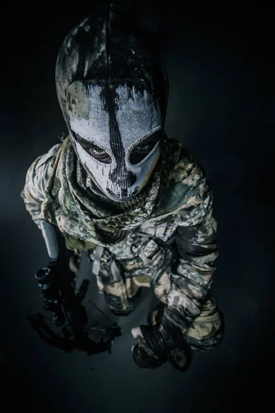 Warrior Man Mask Crossbow Posing Cold Grey Background — Stock Photo, Image