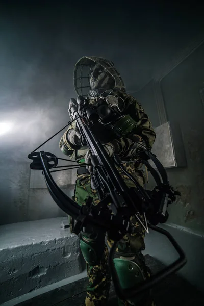 Jäger Tarnung Mit Armbrust Posiert Vor Dunklem Hintergrund — Stockfoto