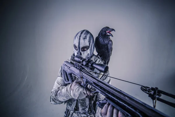 Retrato Cazador Camuflaje Con Ballesta Cuervo Posando Sobre Fondo Gris — Foto de Stock