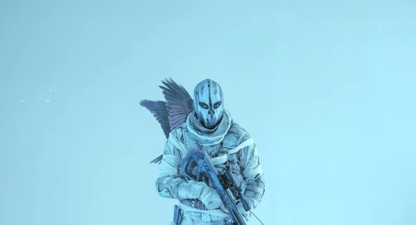 Wojownik Człowiek Kamuflażu Kuszy Raven Pozowanie Zimno Niebieskim Tle — Zdjęcie stockowe