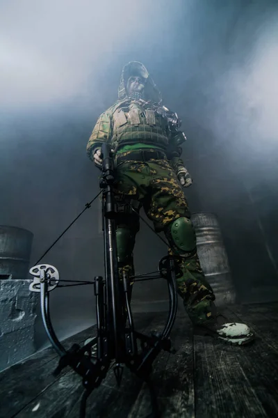 Guerrero Camuflaje Con Ballesta Posando Sobre Fondo Oscuro — Foto de Stock