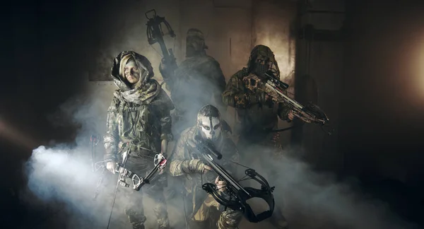 暗い建物でポーズ近代的な武器迷彩のハンターのグループ — ストック写真