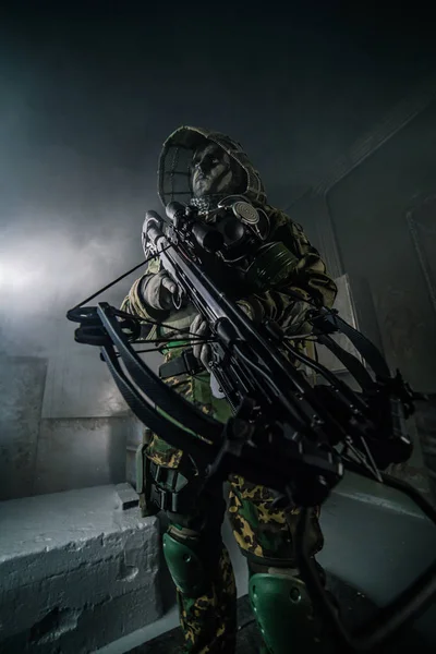 Cazador Hombre Camuflaje Con Ballesta Posando Sobre Fondo Oscuro —  Fotos de Stock