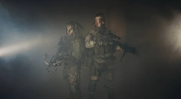 Dos Cazadores Masculinos Camuflaje Con Ballestas Posando Sobre Fondo Oscuro — Foto de Stock