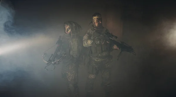 Dos Cazadores Masculinos Camuflaje Con Ballestas Posando Sobre Fondo Oscuro — Foto de Stock