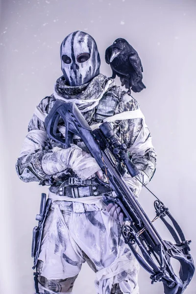 Männlicher Jäger Maske Mit Armbrust Und Rabe Posiert Vor Kaltem — Stockfoto