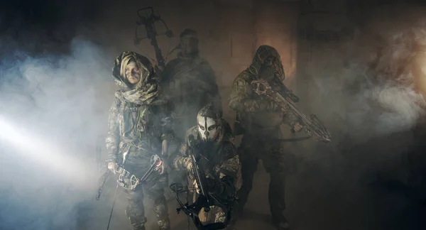 暗い建物でポーズ近代的な武器迷彩のハンターのグループ — ストック写真