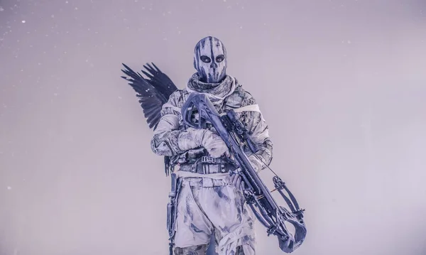 Krieger Maske Mit Armbrust Und Rabe Posiert Vor Kaltem Grauen — Stockfoto