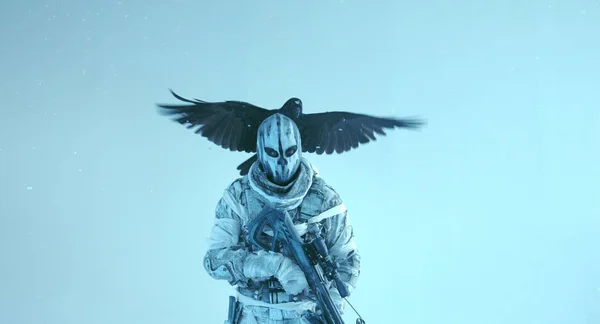 Wojownik Człowiek Kamuflażu Kuszy Raven Pozowanie Zimno Niebieskim Tle — Zdjęcie stockowe