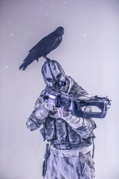 Tatar Yayı Optik Görme Arıyorsunuz Raven Maskeyle Erkek Avcısı — Stok fotoğraf