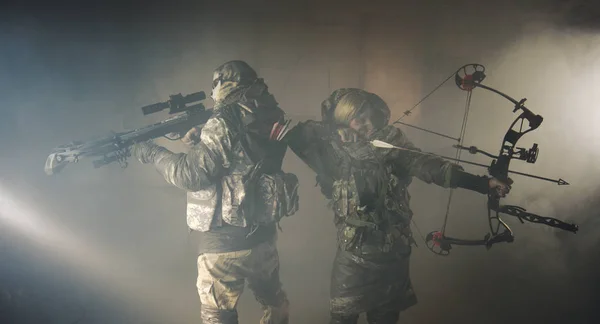 Cazadores Masculinos Femeninos Con Arma Moderna Posando Sobre Fondo Oscuro — Foto de Stock