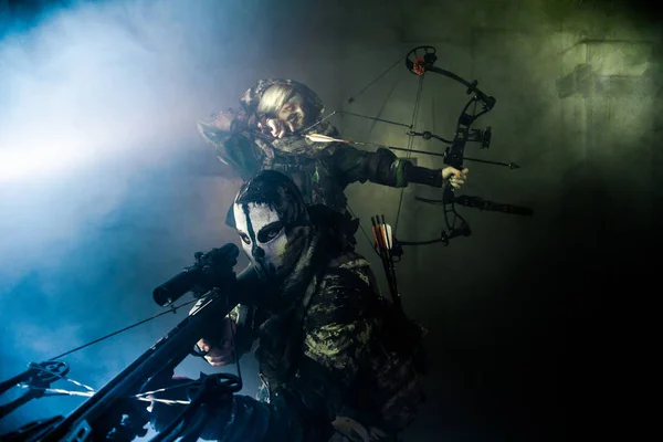 Cazadores Masculinos Femeninos Con Arma Moderna Posando Sobre Fondo Gris — Foto de Stock