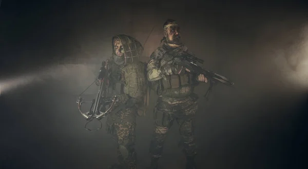 Два Охотника Мужчины Камуфляже Арбалетами Позирующими Темном Фоне — стоковое фото