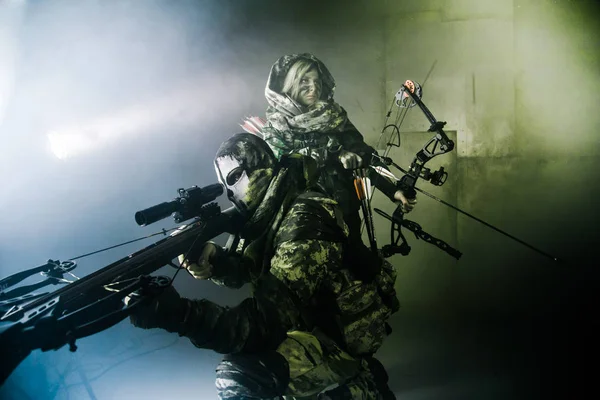Pemburu Pria Dan Wanita Dengan Senjata Modern Berpose Melawan Latar — Stok Foto