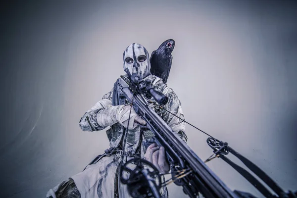 Retrato Cazador Camuflaje Con Ballesta Cuervo Posando Sobre Fondo Gris —  Fotos de Stock