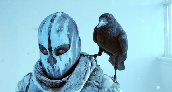 Zbliżenie Zobacz Hunter Masce Raven Pozowanie Zimno Niebieskim Tle — Zdjęcie stockowe