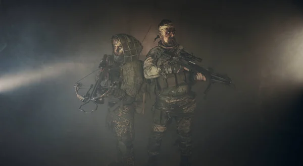 Dos Cazadores Masculinos Camuflaje Con Ballestas Posando Sobre Fondo Oscuro — Foto de Stock