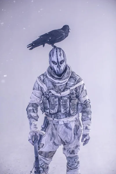 男性猎人在面具与现代十字弓和乌鸦摆姿势对冷灰色背景 — 图库照片
