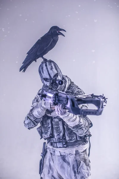 Männlicher Jäger Maske Mit Armbrust Und Rabe Der Den Optischen — Stockfoto