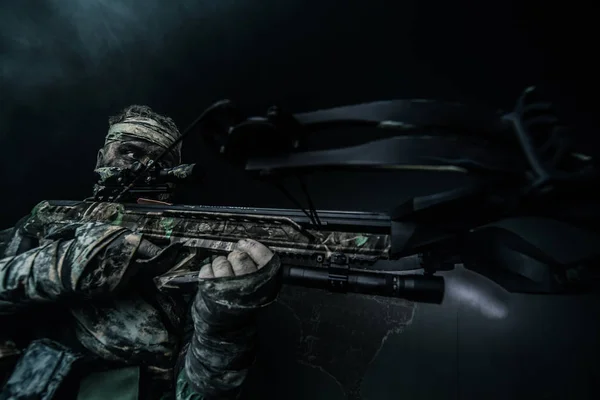 Hunter Man Camouflage Met Kruisboog Poseren Tegen Koude Grijze Achtergrond — Stockfoto
