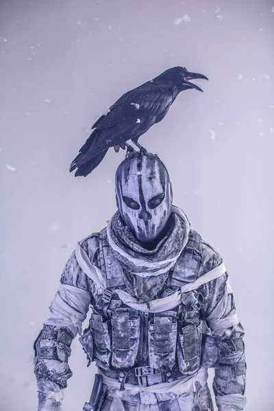 Hunter Człowiek Masce Raven Głowę Pozowanie Przed Zimnym Szarym Tle — Zdjęcie stockowe