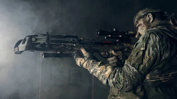 Strijder Man Camouflage Met Kruisboog Zoek Naar Optische Zicht — Stockfoto