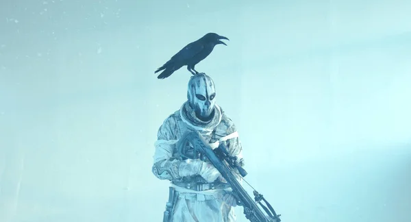 Myśliwy Mężczyzna Kamuflaż Nowoczesnych Kusza Raven Pozowanie Zimno Niebieskim Tle — Zdjęcie stockowe
