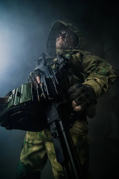 Чоловічий Воїн Камуфляжі Кулеметом Темному Фоні — стокове фото