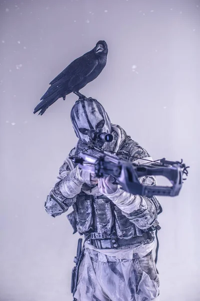 Männlicher Jäger Maske Mit Armbrust Und Rabe Der Den Optischen — Stockfoto