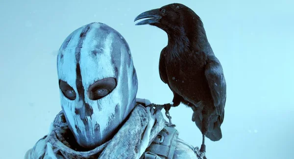 Nahaufnahme Eines Jägers Maske Mit Rabe Der Vor Kaltem Blauen — Stockfoto