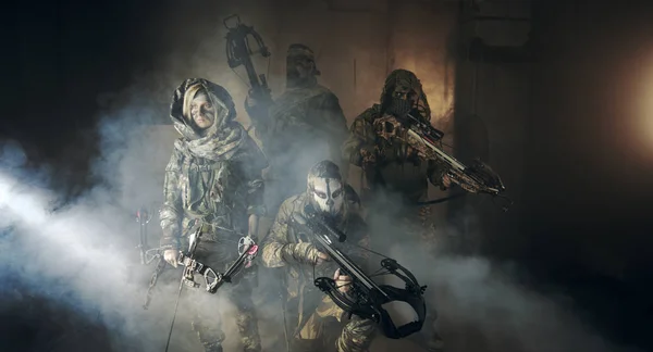一群猎人在伪装与现代武器摆在黑暗的大厦 — 图库照片